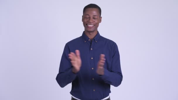 Молодой счастливый африканский бизнесмен хлопает в ладоши — стоковое видео