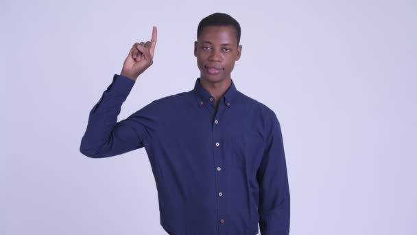 Unga glada afrikanska affärsman pekar uppåt — Stockvideo