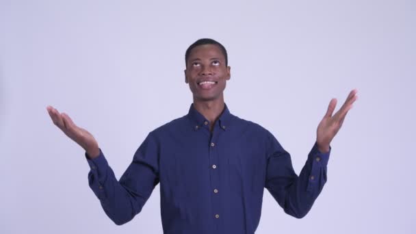 何かをキャッチ若い幸せなアフリカのビジネスマン — ストック動画