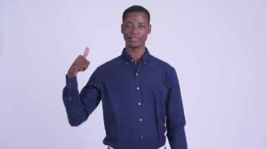 Yaşasın vererek genç mutlu Afrika iş adamı