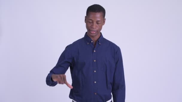 Junger gestresster afrikanischer Geschäftsmann drückt Daumen nach unten — Stockvideo