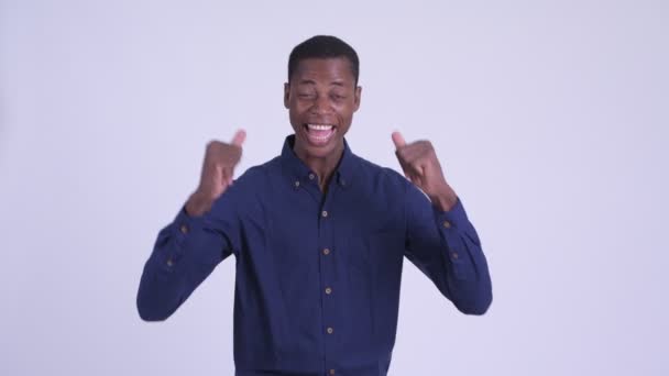 Joven empresario africano feliz recibiendo buenas noticias — Vídeos de Stock