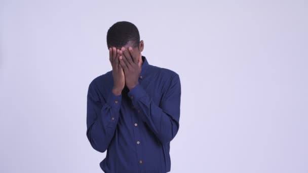 Jovem estressado empresário africano recebendo más notícias — Vídeo de Stock