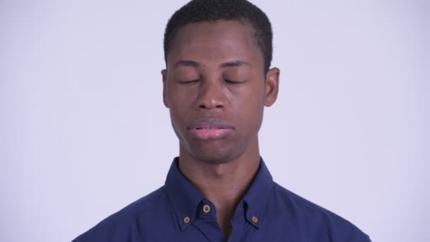 Arca fiatal hangsúlyozta Afrika üzletember keres unatkozik és fáradt — Stock videók