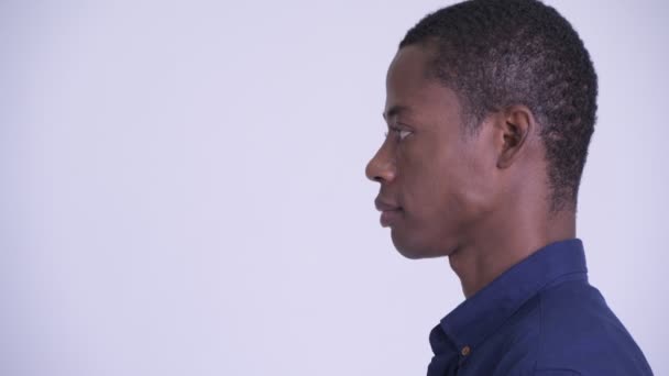 Vista del perfil de primer plano del joven hombre de negocios africano guapo — Vídeos de Stock