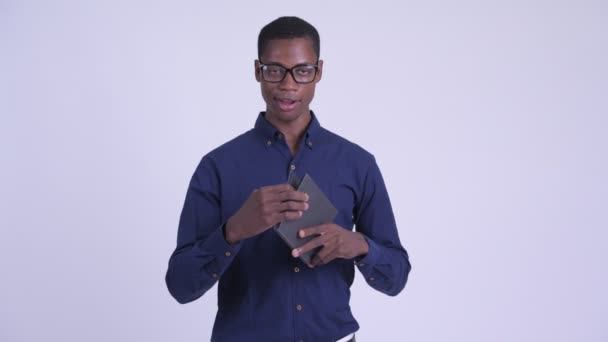 Jonge gelukkige Afrikaanse nerd zakenman geven handdruk tijdens het vasthouden boek — Stockvideo