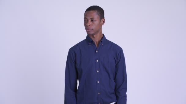 Fiatal boldog afrikai üzletember részesülő díszdobozban — Stock videók