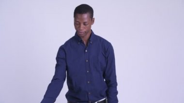 Genç Afrikalı işadamı boş hediye kutusu açma ve üzgün bakıyor