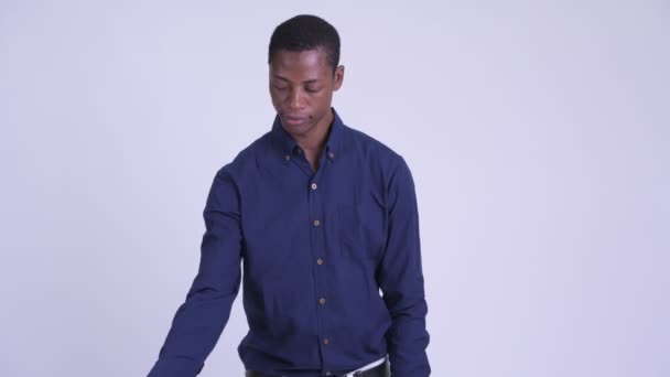 若いアフリカのビジネスマンは、空のギフトボックスを開き、動揺見て — ストック動画