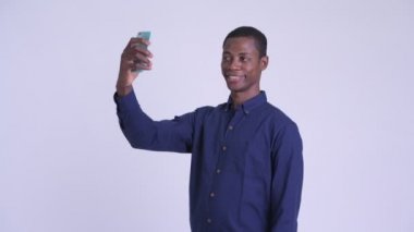 Genç mutlu Afrikalı işadamı selfie alıyor