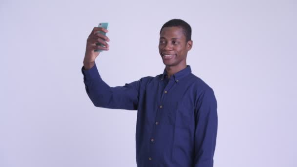Unga lycklig afrikansk affärs man tar selfie — Stockvideo