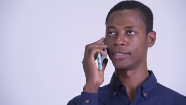 Rostro de joven empresario africano feliz hablando por teléfono — Vídeo de stock