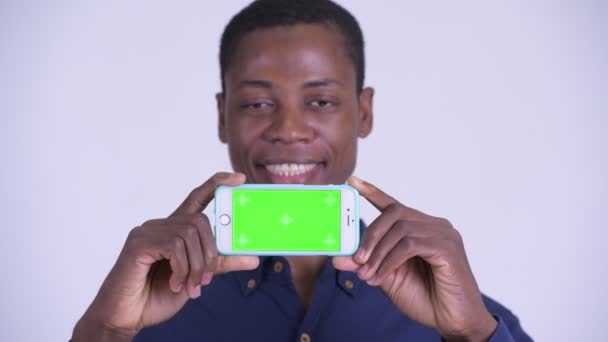 Ansikte av unga glada afrikanska affärsman visar telefon — Stockvideo