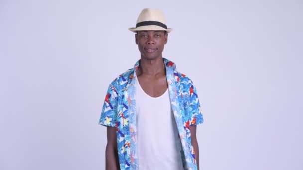 젊은 행복 한 아프리카 관광 남자는 휴가를 위한 준비 미소 — 비디오