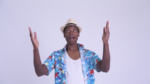 Jovem feliz turista Africano homem pegar algo — Vídeo de Stock