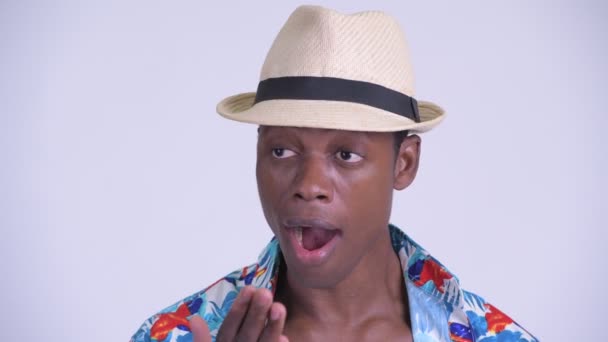 Лицо молодого африканского туриста в шоке — стоковое видео