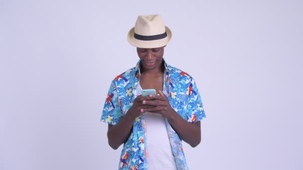 Jovem turista Africano feliz homem sorrindo ao usar o telefone — Vídeo de Stock