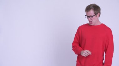 Stresli genç adam bir şey dokunmadan ve tiksinirlenmiş görünümlü
