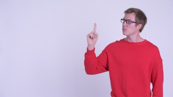 Fiatal jóképű férfi felmutat, és egyre hibák — Stock videók