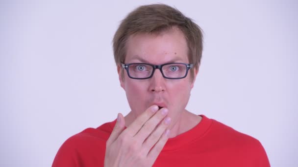Gesicht eines jungen gutaussehenden Mannes sieht schockiert aus — Stockvideo