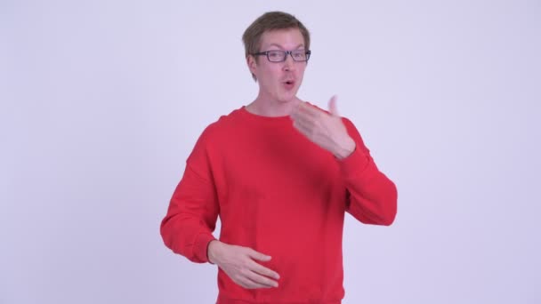 Šťastný mladý pohledný muž vysvětlující něco — Stock video
