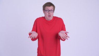 Kafası karıştı genç adam Shrugging