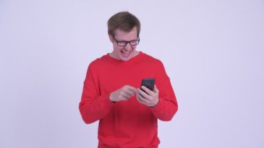 Telefon kullanıyorsanız ve iyi haber mutlu genç yakışıklı adam