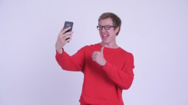 Mutlu genç yakışıklı adam alma selfie