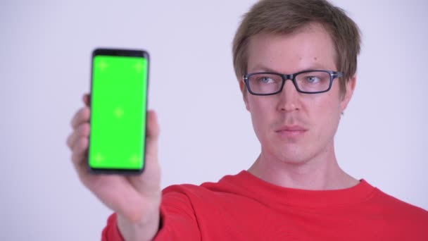 Cara de hombre joven y guapo feliz mostrando el teléfono — Vídeos de Stock