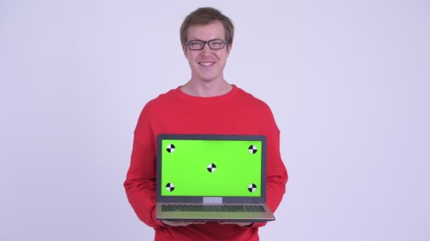 快乐的年轻英俊的男人展示笔记本电脑 — 图库视频影像