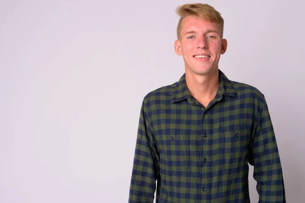 Retrato de feliz jovem loira hipster homem sorrindo — Fotografia de Stock