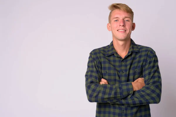 Portrait of happy young blonde hipster man smiling with arms crossed — Stock Photo, Image