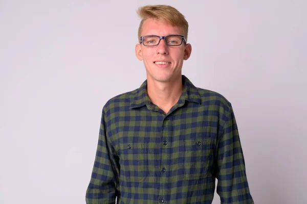 Feliz jovem loira hipster homem com óculos sorrindo — Fotografia de Stock
