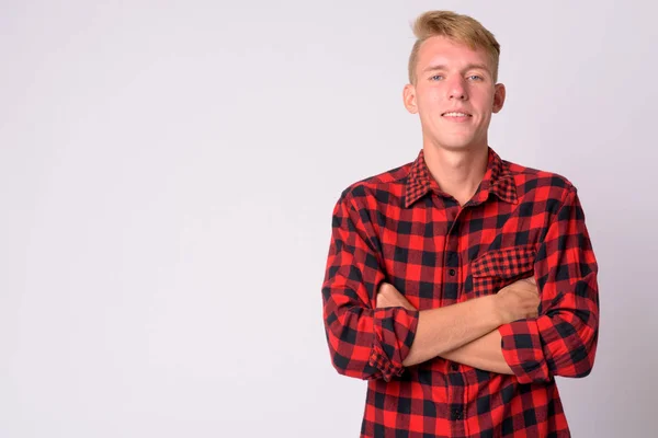 Happy young blonde hipster man smiling with arms crossed — Stock Photo, Image