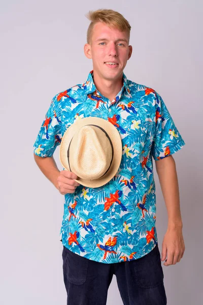 Szczęśliwy młody Blondynka turysta mężczyzna trzyma kapelusz — Zdjęcie stockowe