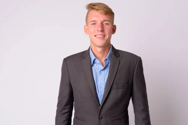 Feliz joven hombre de negocios rubia con traje sonriente — Foto de Stock