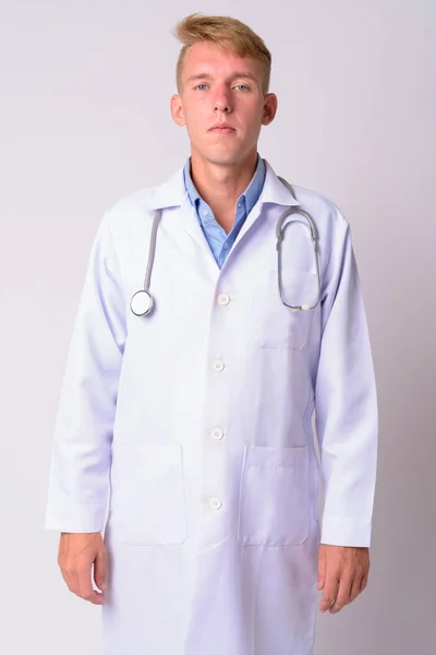 Retrato de un joven hombre rubio médico mirando a la cámara — Foto de Stock