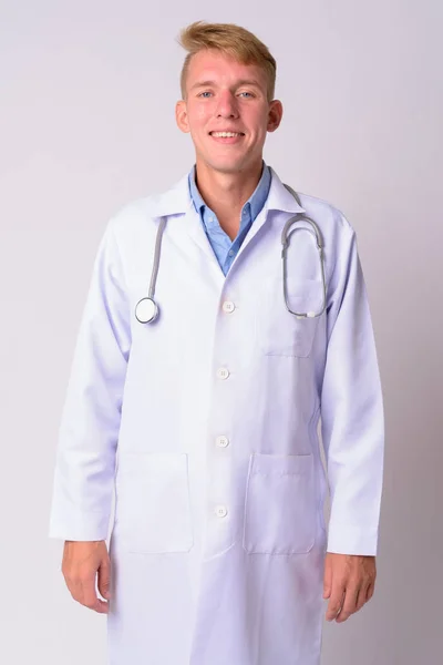 Ritratto di felice giovane bionda uomo medico sorridente — Foto Stock