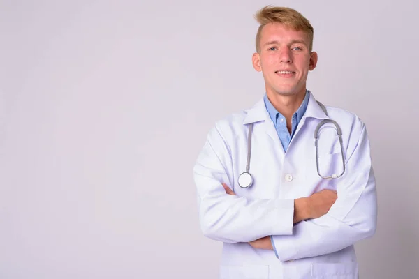 Retrato de feliz jovem loira homem médico com braços cruzados — Fotografia de Stock