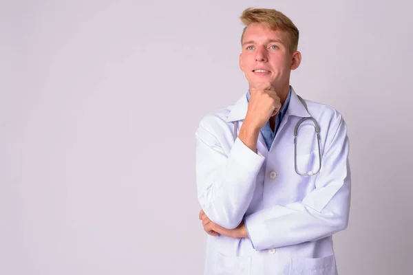 Portré boldog fiatal szőke ember orvos gondolkodás — Stock Fotó
