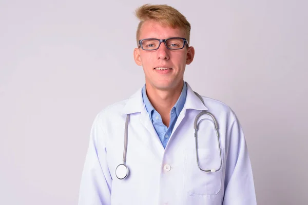 Arca boldog, fiatal szőke ember orvos mosolygós szemüveges — Stock Fotó