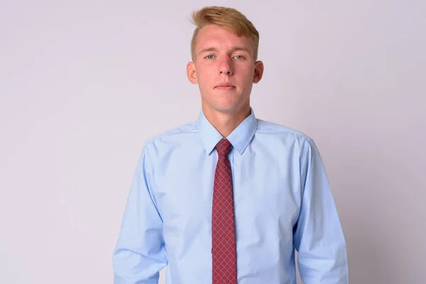 Porträt eines jungen blonden Geschäftsmannes, der in die Kamera blickt — Stockfoto