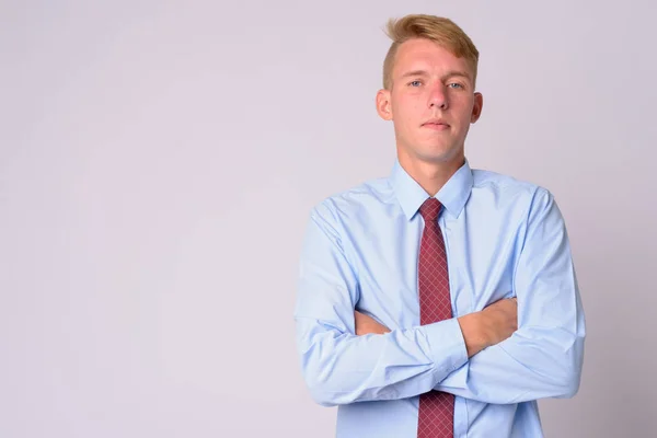 Porträt eines jungen blonden Geschäftsmannes mit verschränkten Armen — Stockfoto