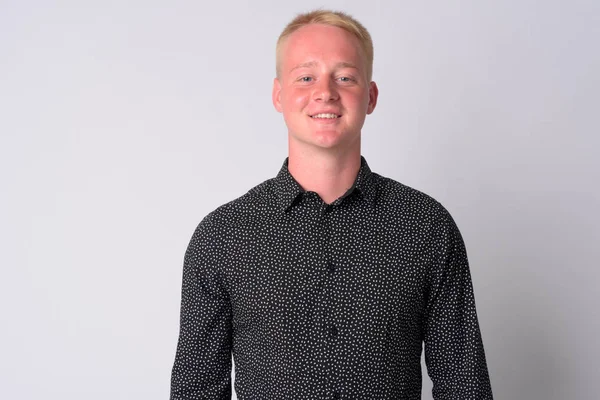 Retrato de jovem empresário feliz com o cabelo loiro sorrindo — Fotografia de Stock