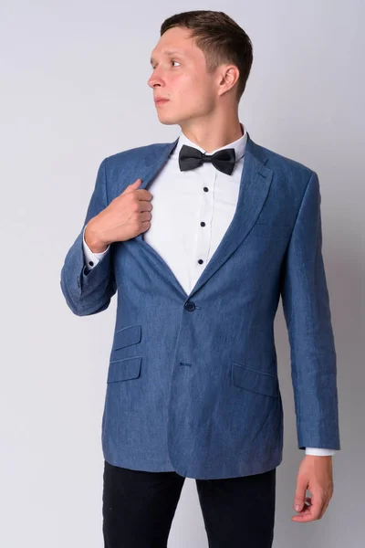 Vista de perfil de joven empresario con traje — Foto de Stock