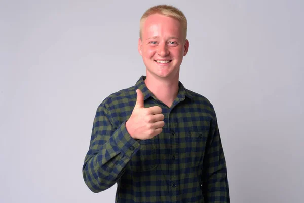 Porträtt av lycklig ung blond hipster man ger tummen upp — Stockfoto