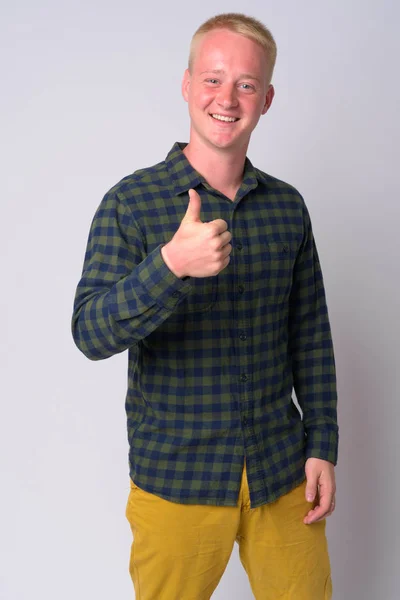 Ritratto di giovane uomo hipster biondo felice che dà i pollici in su — Foto Stock
