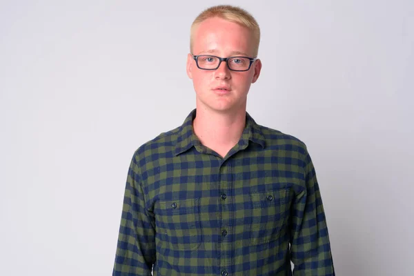 Ritratto di giovane uomo hipster biondo con occhiali — Foto Stock