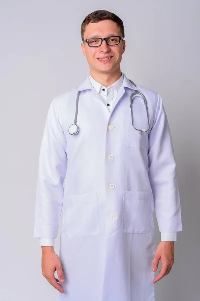 Portret szczęśliwego młodego lekarza z okularami uśmiechniętymi — Zdjęcie stockowe
