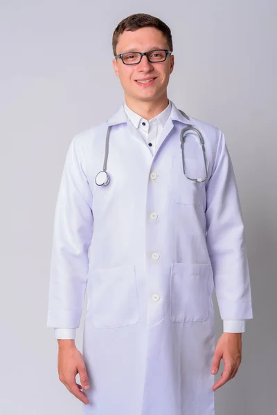 Retrato de joven médico feliz con anteojos sonriendo —  Fotos de Stock